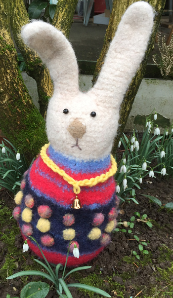 Wie immer - perfekte Anleitung, gut nachzuarbeiten - und Hans Hoppel ist heute schon im Garten unterwegs gewesen. Bei mir hat er natürlich en Glöckchen bekommen