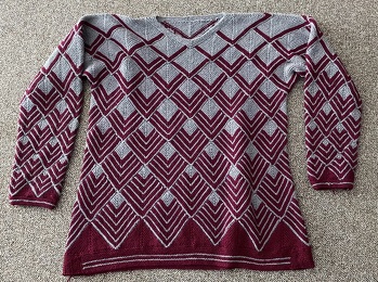 Karl, der 15. war für mich der 3. Karl, den ich gestrickt habe. Ich habe Wolle in Sockenwollstärke benutzt und die größte Größe gestrickt. Ich habe Folgendes anders gemacht: Die Ärmel habe ich nicht nach unten verlängert, sondern oben noch 2 Reihen Quadrate ohne Zunahme angestrickt. Der Rumpf war mir deutlich zu kurz und zu weit, also habe ich Dreiecken in den unteren Rand gestrickt und anschließend mit einer 0,5mm dünneren Nadel einen zweifarbigen Kraus-Rechts-Rand gestrickt. Genauso habe ich den unteren Ärmelabschluss gearbeitet. Nun gefällt und passt er mir gut!