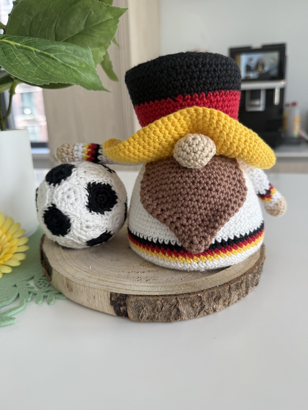 FUSSBALL-WICHTEL - Häkelanleitung Deutschland Gnom