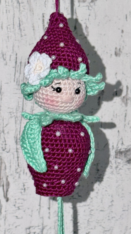 freche Früchtchen: Fräulein Erdbeer mit Baumelbeinen Anhänger Sommer