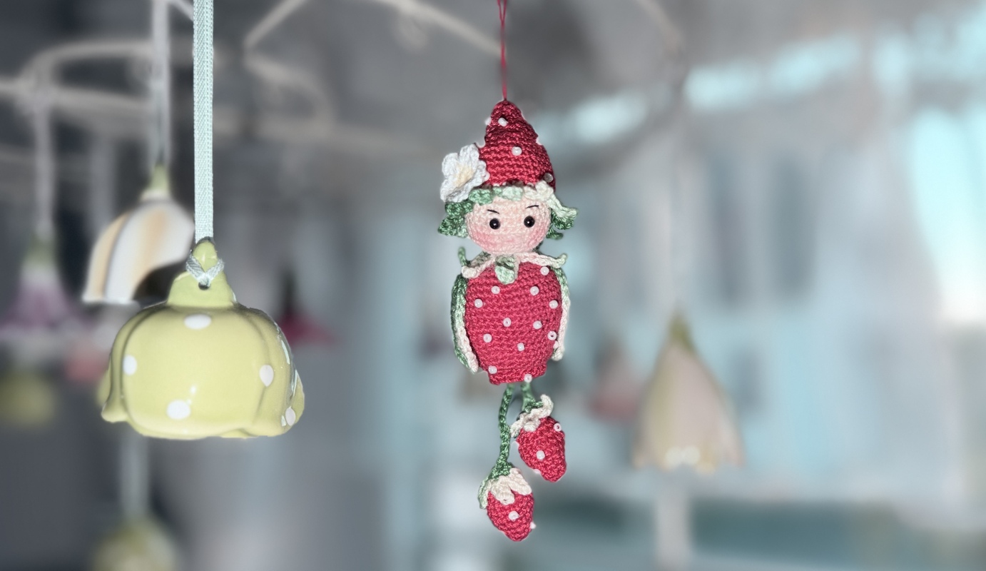 freche Früchtchen: Fräulein Erdbeer mit Baumelbeinen Anhänger Sommer