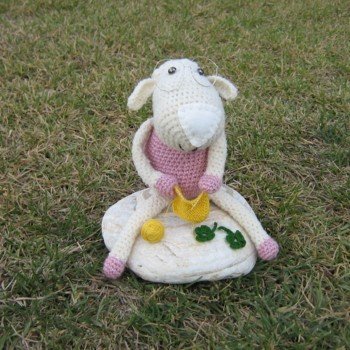 Und hier kommt noch ein Schaf :-)
Diesmal ist es eine Schafoma, die es sich auf ihrem Lieblingsstein im Garten gemütlich gemacht hat und fleissig an ihrem neuen Frühlingsoutfit strickt