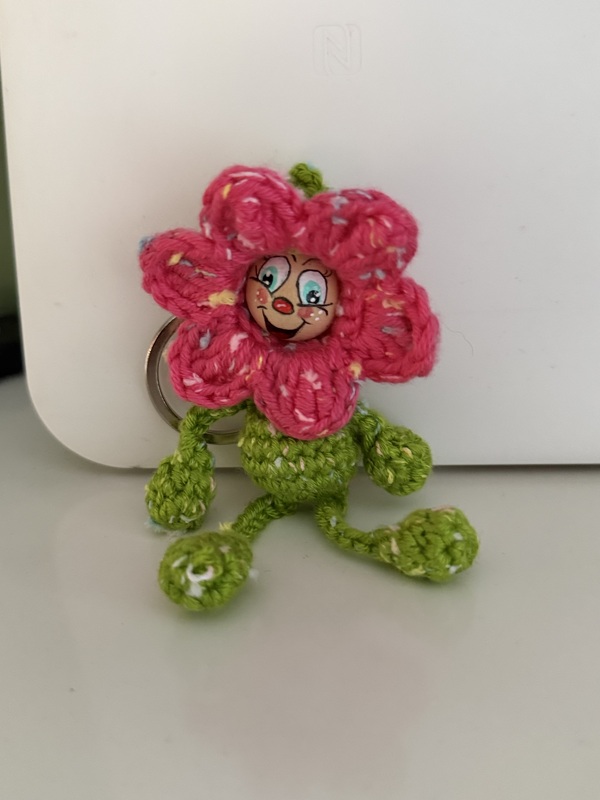  Blumenanhänger – Häkelanleitung für ein fröhliches Accessoire 