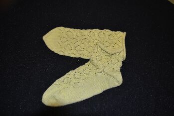 Ich liebe es Socken zu stricken und Sommersocken  mit Löchern sind recht schön anzusehen