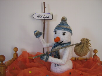 Nun kann der Frühling kommen, denn der Schneemann hat sich schon auf den Weg zum Nordpol gemacht.
Tolle Idee mit dem Bye, bye Schneemann und schöne Anleitung von Mandy Puschinski.