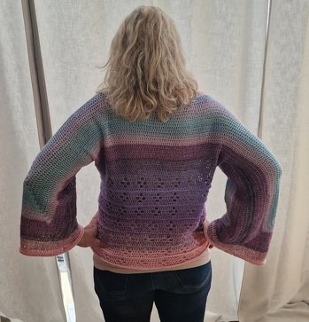 Danke für die tolle Anleitung, leicht nachzuarbeiten und Passform kann im Verlauf geprüft werden, da der Pulli am Stück wächst. So ist jede Wolle/Nadelstärke nutzbar. Wer mag, orientiert sich an einem vorhandenen gut sitzenden Pulli und legt am Übergang Arme/Rumpf das Häkelstück darauf. So erhält man die richtige Breite für den Rumpf und kann die Ärmelnähte entsprechend schliessen.