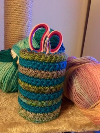 Passend zur Frühlingsaktion mache ich mit diesem kleinen Körbchen mit. Frühjahrsputz heißt auch Handarbeitsgedöns sortieren :) Ich mag solch leicht glänzende Garne in dezenten Mustern wie dieses. Ich danke dir für diese wunderbare Inspiration und deine perfekte Anleitung. :)
Grüße aus dem schönen Norden!