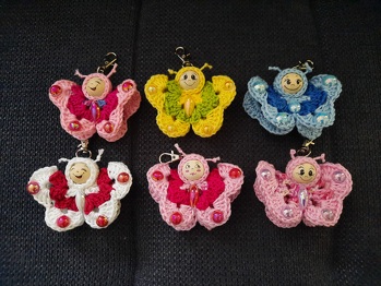 Danke für die tolle und einfache Anleitung. Habe für meine Enkerl und für mich schon einige gehäkelt. Sie sind auch sehr schnell fertig. Einen Schmetterling habe ich auf das Geburtstagsgeschenk drauf gehängt.