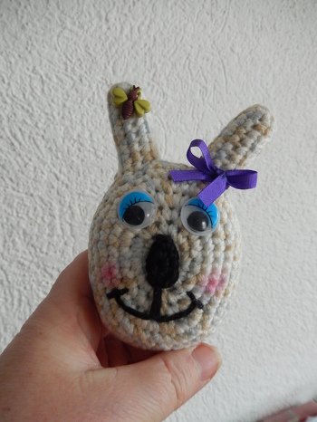 Hat sehr viel Spaß gemacht es nach zu häkeln. Habe aber statt halber Stäbchen feste Maschen gehäkelt, da mir das engere Maschenbild besser gefallen hat und man das Füllmaterial nicht so durchsieht.
Schnell gemacht und sieht super aus.