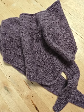 Habe zum erstenmal Hebemaschen gestrickt und hat super geklappt. Jetzt freu ich mich schon auf den Herbst, damit ich das schöne Tuch tragen kann. Vielen Dank für die tolle Anleitung 🥰