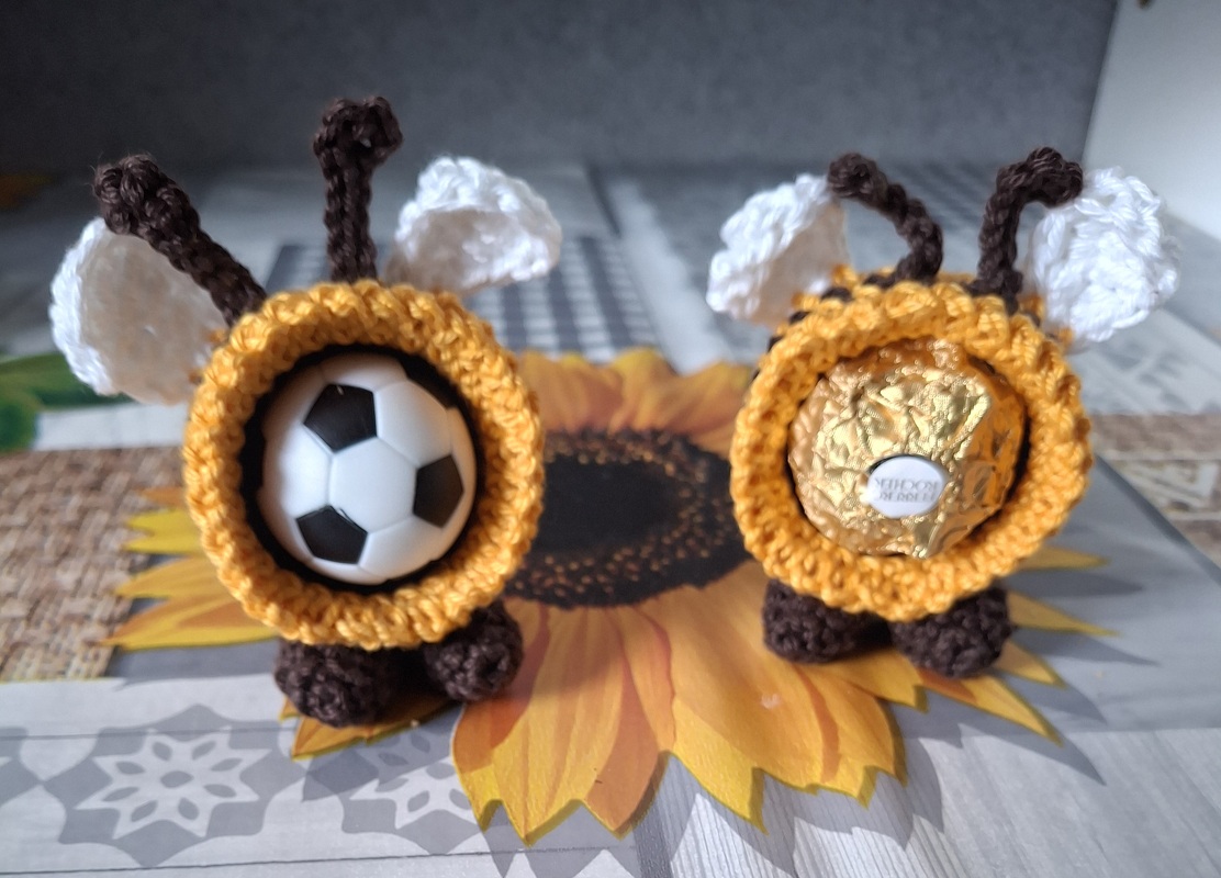 Häkelanleitung Pralinen-Bienchen „Brummsummsel“ – Süßes Mitbringsel