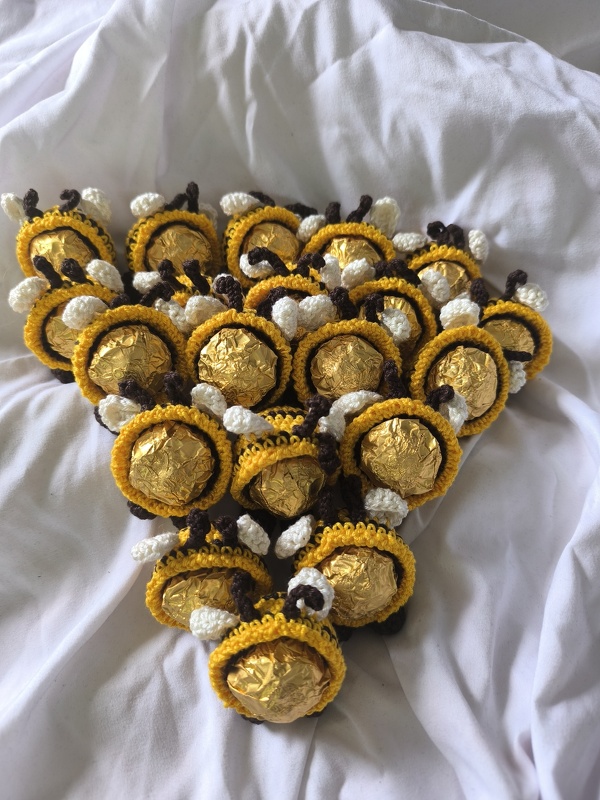 Häkelanleitung Pralinen-Bienchen „Brummsummsel“ – Süßes Mitbringsel