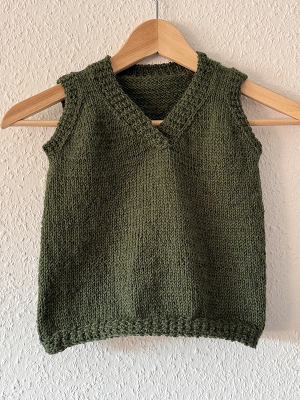 Strickanleitung für einen Slipover für Babys und Kleinkinder