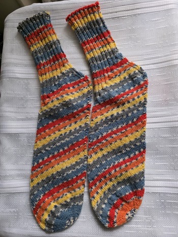 Die Anleitung ist gut verständlich. Was mir nicht gefällt, sind die grossen Löcher bei den Abnahmen.
#Socken
