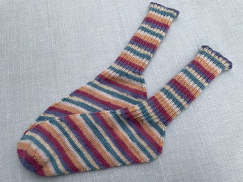 Ich habe die Anleitung zur „Schrägen Socke“ ausprobiert.
Es ist einfach nachzustricken und macht richtig Spaß.
Eine Superidee ! 👍🤗