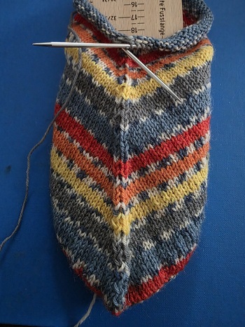Die Anleitung ist gut verständlich. Was mir nicht gefällt, sind die grossen Löcher bei den Abnahmen.
#Socken