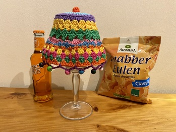 Eine fröhlich-bunte Sommerhäkelei und super Resteverwertung. Ich habe den ersten Lampenschirm gehäkelt als 