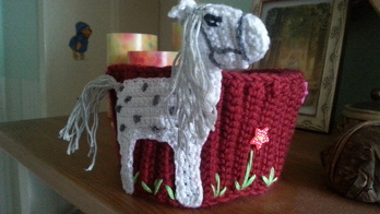 Das Pferdchen ist von ursulapetra. Es ist auf einem Haarband nach Leomaxi aufgenäht. Kopf und Hals habe ich doppelt gehäkelt und zusammengenäht für den besseren Halt.