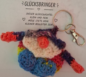 Ich hätte mir an manch,anderer Stelle als gegeben, ein Foto gewünscht.
Erster bunter Wichtel als Geschenk.