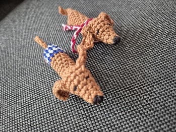 Die Anleitung ist super. Hab sie etwas abgeändert. Außerdem brauchte der Dackel eine Badehose, weil er mit zum Strand fährt :-)
