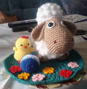 Hier eine kleine Kombi aus Lamm Kucky und den Kücken. Das Lamm kam als Ostergeschenk so gut an, dass ich glatt ein riesen Schaf für jemanden häkeln lonnte.