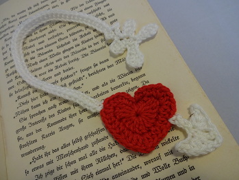 Das ist eine super Verwertung für Wollreste. Ich werde noch ein paar fertigen zum Verschenken (wären auch was für den Valentinstag).
Die Anleitung an sich ist gut verständlich, lediglich beim Pfeil (Bild 10) hatte ich ein kleines Problem (1 Km in die Schlinge..... welche Schlinge?) hatte es dann aber doch hinbekommen.