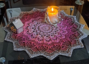 Es hat riesig Spass gemacht, den Traumkristall zu häkeln. Die Anleitung war wie immer klasse!
Verbraucht habe ich knapp 100 Gramm aus einem Bobbel der Garnmanufaktur. die Größe ist ca. 57 cm