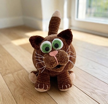 Die Anleitung war gut erklärt und es hat Spaß gemacht.
Meine „Fat CAT“ ist fertig. Sie besteht aus 650 g Chenille und Baumwollgarn und hat 1,5 kg Füllwatte in sich. Sie ist von Kopf bis Po 45 cm lang und 40 cm hoch.
Die Anleitung ist von Küma Tutorials.
Ich habe die Schnauze geändert und ihr eine andere Nase sowie eine Unterlippe gestaltet.