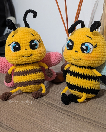 Ein kleiner Alltagsmoment mit meiner Buzzy Juju 🐝💛
Ich dachte, ich zeige euch auch mal ein paar ganz normale Schnappschüsse von meinem Bienchen. Auch abseits des Fotostudios ist sie einfach zuckersüß! 🥰
#BuzzyJuju #Häkelbiene #Amigurumi