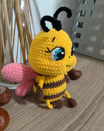 Ein kleiner Alltagsmoment mit meiner Buzzy Juju 🐝💛
Ich dachte, ich zeige euch auch mal ein paar ganz normale Schnappschüsse von meinem Bienchen. Auch abseits des Fotostudios ist sie einfach zuckersüß! 🥰
#BuzzyJuju #Häkelbiene #Amigurumi