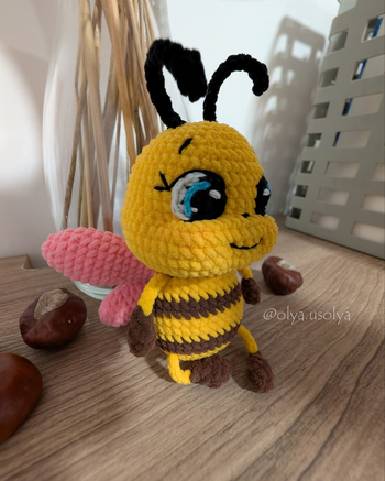 Ein kleiner Alltagsmoment mit meiner Buzzy Juju 🐝💛
Ich dachte, ich zeige euch auch mal ein paar ganz normale Schnappschüsse von meinem Bienchen. Auch abseits des Fotostudios ist sie einfach zuckersüß! 🥰
#BuzzyJuju #Häkelbiene #Amigurumi