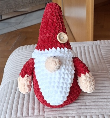 Habe zum ersten mal einen Wichtel nach Vorlage gehäkelt. Diese war sehr gut verständlich, hat mir großen Spaß gemacht, war ruck zuck fertig.
Anbei das fertige Produkt.