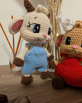 Ein paar spontane Schnappschüsse von meinem kleinen Zicklein 🐐🤎
#LittleGoatie #Häkelziege #Amigurumi #Häkeltier