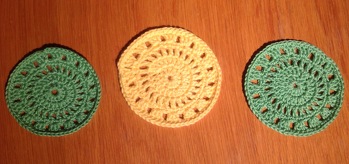 Ich werde süchtig diese Untersetzer zu häkeln! Diese habe ich mit Häkchen Nr. 3 (kleines) und 4 (grossse) gehäkelt. Dieses Muster erinnert mich an eine Sonne oder an eine Feuerwerk-Sonne, gefällt mir sehr!