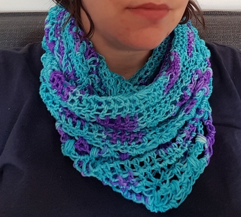 Sehr schnell nachgearbeitet dank der Anleitung.
Wolle handgefärbt von 