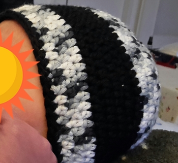 Meine ersten beiden Mützen die ich gehäkelt habe... Eine für mein 6 Wochen altes Baby und eine für mich