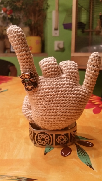 Versuch Nr.1..  Nur hab ich die Finger nicht ausgestopft sondern Beweglicher gemacht mit Pfeifenputzer.. Klappt bestens und ist vielseitiger biegbar