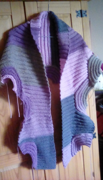 Endlich fertig... Jedenfalls als.Schal....
So.wie der da hängt, läd er aber dazu ein, einen Pullover daraus zu machen...
Ich hol mal meine Schneiderpuppe  und steck mal ab....