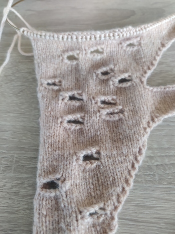 Bin dabei, mach das Ding aus Kashmir Wolle.... Anleitung ist gut, dadurch das ich so fein mit kleinen Nadeln arbeite vergrößer ich die Abstände und Reihenzahlen ein bisschen... Wird viel Arbeit aber ich lieb das Teil jetzt schon!