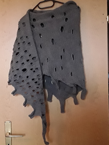 Es hat sehr viel Spaß gemacht das Tuch zu stricken. Ich habe es mit dickem Garn gestrickt.