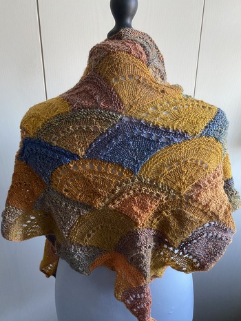 Ich habe meine Variante von der Arielle hauptsächlich mit einer dünnen Schurwolle von Hobbii erstellt. Es ist sehr luftig, leicht und weich geworden.
Die Art zu Stricken ist mal etwas anderes und hat viel Spaß gemacht. Das lästige vernähen habe ich mir durch einstricken der Fäden direkt beim jeweils nächsten Dreieck erleichtert. Dafür habe ich die erste Reihe der Vorderseite rechts gestrickt.