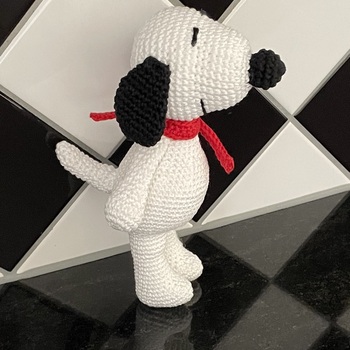 Habe Snoopy mit festen Maschen statt mit halben Stäbchen gehäkelt. Statt 30cm ist er ca. 19cm und sieht super aus. Anleitung sehr verständlich.