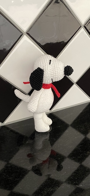 Habe Snoopy mit festen Maschen statt mit halben Stäbchen gehäkelt. Statt 30cm ist er ca. 19cm und sieht super aus. Anleitung sehr verständlich.