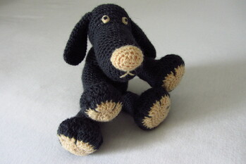 Das Häkeln war einfach und hat keine Probleme bereitet. Meine Ausführung finde ich nur nicht ganz so knuffig wie das Original. Liegt aber vielleicht auch daran, dass die Stärke der beiden Garne nicht identisch war.