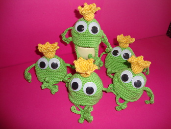 Leuk patroon, goede maat, past ruim om het ei. - Nice pattern, good size, fits well around the egg.