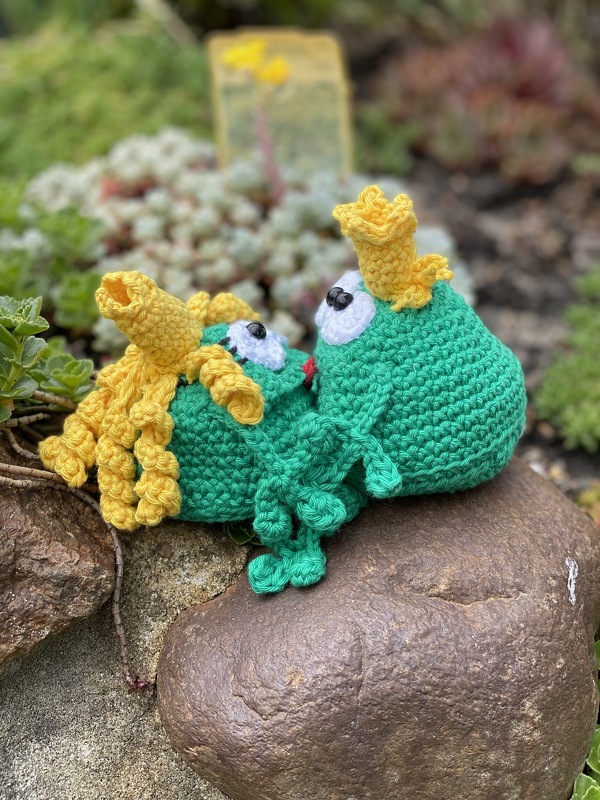 Crochet Pattern Egg Warmer Frog King - PDF english