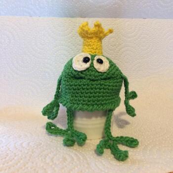 Auch ein Froschkönig muß hin und wieder seine Krone richten...
Die Anleitung ist gut erklärt und mit Fotos bei den wichtigsten Schritten ergänzt. Es ist leicht nachzumachen.