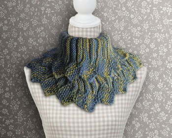 Ein total schöner Loop um den mich viele beneiden.
Als Anfänger war es auch nicht sehr schwer wenn man den Kniff raus hat. Ich war erstaunt, wie einfach etwas so schönes zu stricken ist.