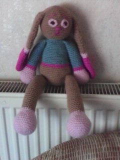 Der Schmusehase ist fertig. hat sich sehr gut häkeln lassen. Ein richtiges Häschen zum Kuscheln.