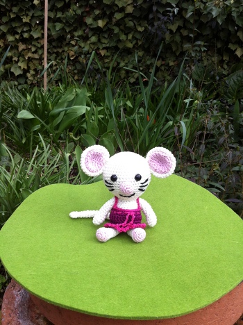 Ist Mausi nicht reizend? Ich bin total verliebt in sie, meine Enkelin auch. Die Anleitung war perfekt.